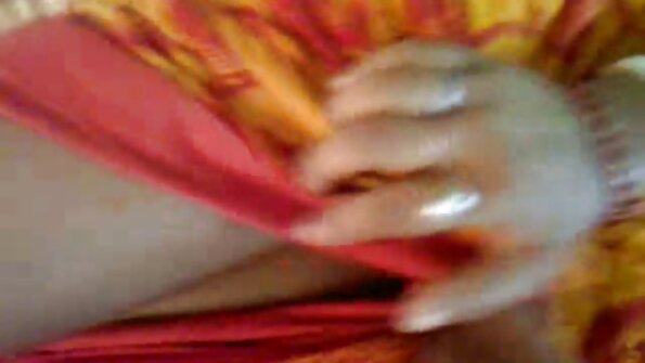 ਇੱਕ ਵੱਡੇ ਗਧੇ ਵਾਲੀ MILF ਸੇਰਾਫੀਨਾ ਕੈਮਰੇ ਦੇ ਸਾਹਮਣੇ ਹੱਥਰਸੀ ਕਰਦੀ ਹੈ